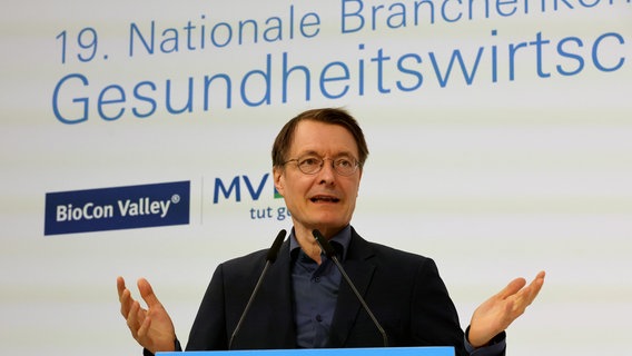 Karl Lauterbach (SPD), Bundesgesundheitsminister, spricht auf der 19. Nationalen Branchenkonferenz Gesundheitswirtschaft. © dpa Foto: Bernd Wüstneck