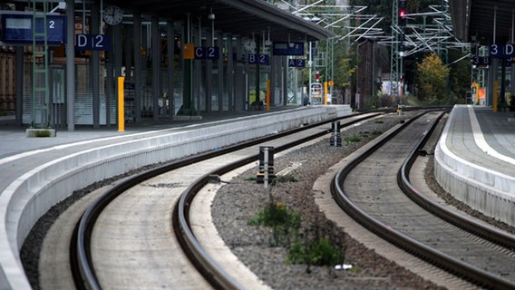 Leere Gleise und Bahnsteig © dpa Foto: Jens Büttner