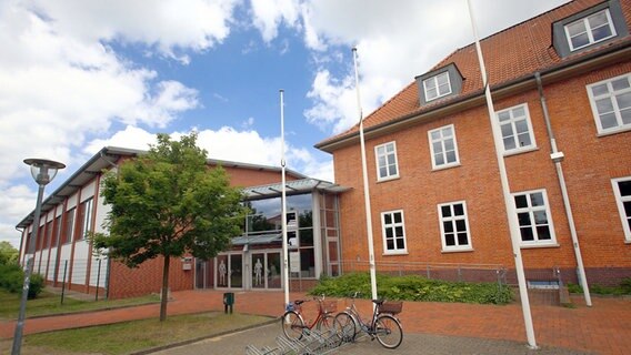Gebäude des Goethe-Gymnasiums in Ludwigslust © dpa-Bildfunk Foto: Jens Büttner