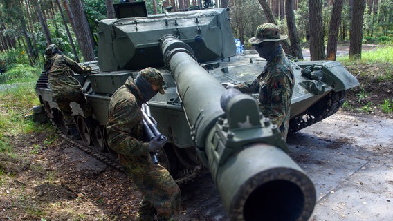 Ukrainische Soldaten bereiten auf dem Truppenübungsplatz Klietz die Reinigung des Kanonenrohr eines Kampfpanzers vom Typ Leopard 1 A5 vor. © picture alliance/dpa | Klaus-Dietmar Gabbert Foto: picture alliance/dpa | Klaus-Dietmar Gabbert