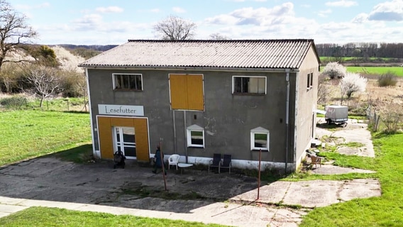 Ein Haus auf dem Land mit der Aufschrift "Lesefutter" © NDR Screenshot 