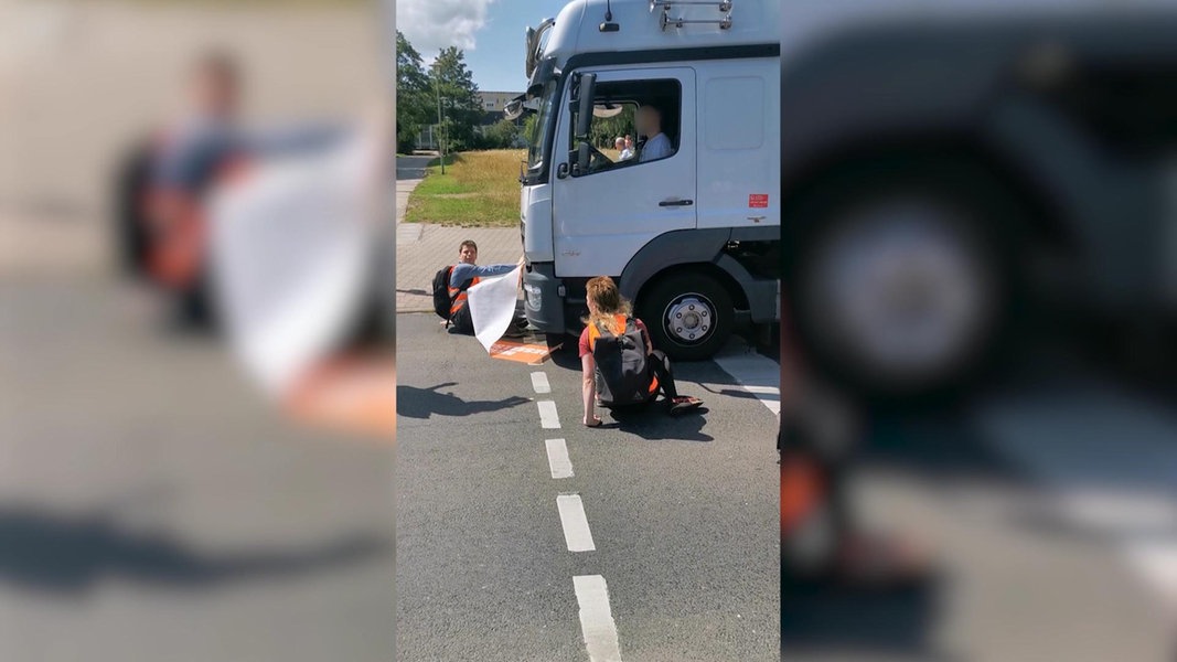 Video: Lkw schiebt Klimaaktivisten der “Letzten Generation“ in Stralsund vor sich her