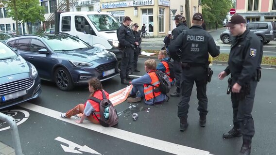 Die Polizei löst die Protestanten der "Letzten Generation" mit hilfe von Öl von der Straße. © NDR 