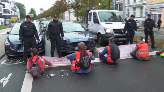 Die Polizei löst die Protestanten der "Letzten Generation" mit hilfe von Öl von der Straße. © NDR 