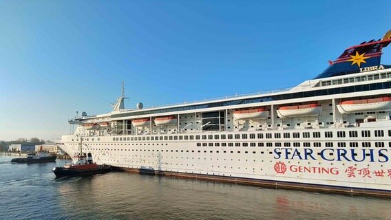 Das ehemalige Wohnschiff für Mitarbeiter der Wismarer Werft wird im Hafen umgesetzt und damit für seine vorausichtlich letzte Reise vorbereitet. © NDR Foto: Christoph Woest