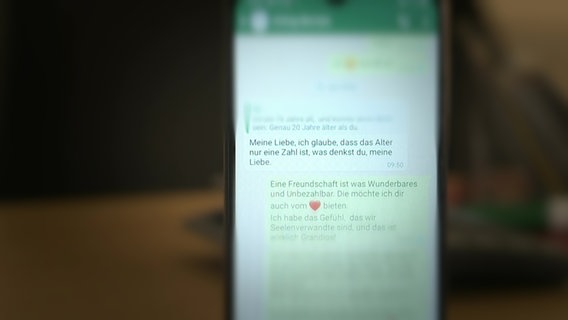 Ein Screenshot zeigt den Ausschnitt eines Chatfensters auf einem Handy. © NDR Foto: NDR