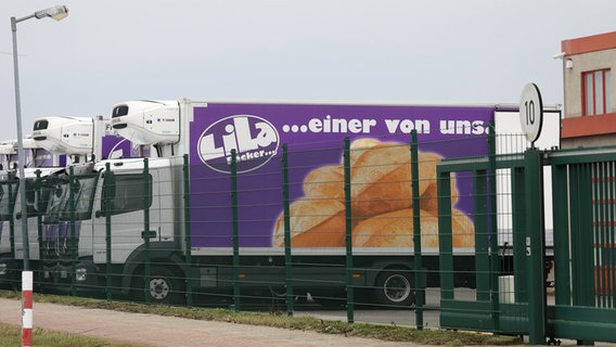 Eine Lastwagen der "LiLa-Bäcker"-Kette. © dpa-Zentralbild Foto: Bernd Wüstneck