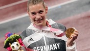 Die Greifswalderin Lindy Ave präsentiert ihre Goldmedaille bei den Paralympics in Tokio. © dpa-Bildfunk Foto: Marcus Brandt/dpa