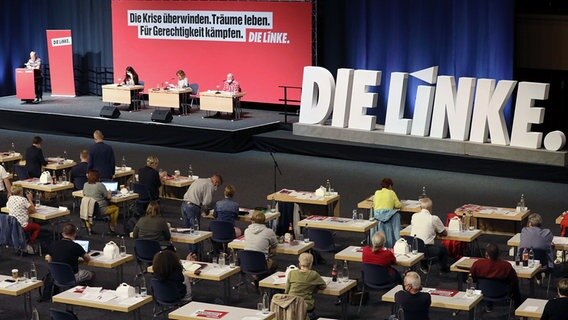 Rostock: In der Stadthalle hat der Landesparteitag der Linken in Mecklenburg-Vorpommern begonnen. © dpa-Bildfunk Foto: Bernd Wüstneck