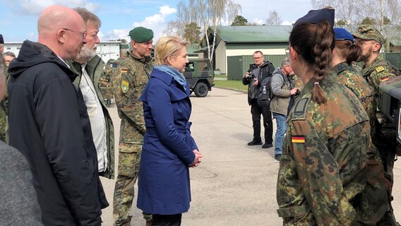 Ministerpräsidentin Michaela Schwesig in Rukla, Litauen mit Soldaten © NDR MV Foto: Michaela May/ NDR MV