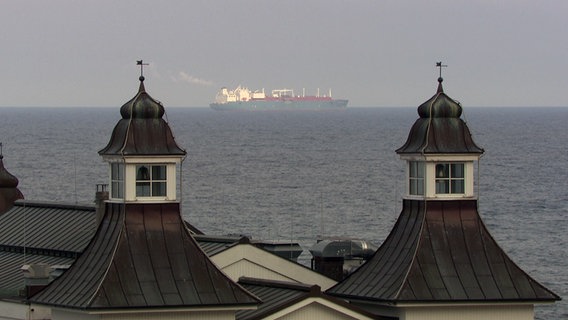 Ein LNG-Schiff auf der Ostsee vor Sellin - im Vordergrund Teile der Seebrücke. © NDR Foto: NDR