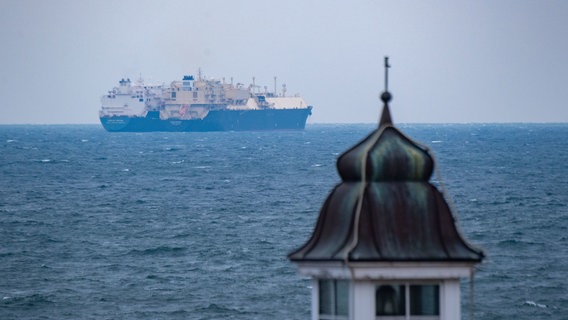 Die LNG Tanker "Seapeak Hispania" (l) und die "Seapeak Meridian" liegen vor der Küste der Insel Rügen. © dpa Foto: Stefan Sauer