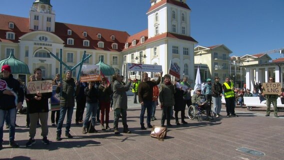 Binz: Menschen protestieren gegen die geplante LNG-Anlage vor dem Ostseebad. © NDR Foto: NDR