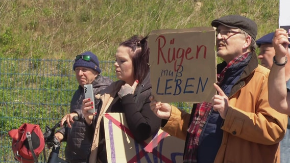 Menschen demonstrieren gegen das LNG-Terminal auf Rügen. © NDR Screenshots Foto: NDR Screenshots