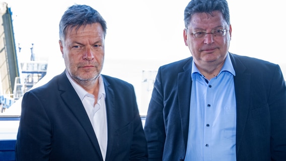 Bundeswirtschaftsminister Robert Habeck (Grüne) und Landeswirtschaftsminister Reinhard Meyer (SPD) auf Rügen. © dpa Foto: Stefan Sauer