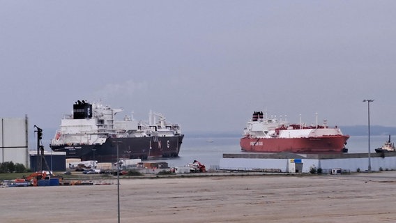 Die Rias Baixas Knutsen (rechts), ein Frachter aus den USA mit Flüssigerdgas an Bord, fährt in den Hafen von Mukran ein. Daneben ist ein weiterer LNG-Frachter zu sehen, der dort bereits vor Anker liegt © NDR Foto: Martina Rathke