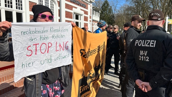 Umweltschützer demonstrieren vor dem Besuch von Bundeskanzler Olaf Scholz (SPD) auf Rügen gegen die Pläne für den Bau eines LNG-Terminals vor der Insel. © NDR Foto: Anna-Lou Beckmann