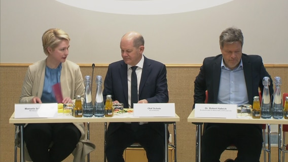 Ministerpräsidentin Manuela Schwesig (SPD), Bundeskanzler Olaf Scholz (SPD) und Bundeswirtschaftsminister Robert Habeck (Bündnis 90/Die Grünen) auf Rügen. © NDR Screenshots Foto: NDR Screenshots