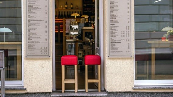 Schwerin: Der Eingang zu einem Restaurant im Stadtzentrum ist mit zwei Barhockern abgesperrt. © dpa-Bildfunk Foto: Jens Büttner