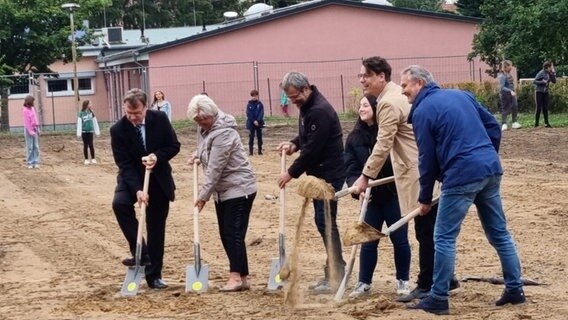 Spatenstich für die neue Regionale Schule in Löcknitz. 320 Schülerinnen und Schüler sollen hier künftig unterrichtet werden. Das Bauprojekt kostet 14,5 Millionen Euro. © Gemeinde Löcknitz Foto: Gemeinde Löcknitz