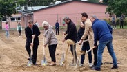 Spatenstich für die neue Regionale Schule in Löcknitz. 320 Schülerinnen und Schüler sollen hier künftig unterrichtet werden. Das Bauprojekt kostet 14,5 Millionen Euro. © Gemeinde Löcknitz Foto: Gemeinde Löcknitz