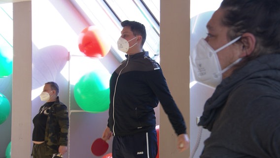 Long Covid Patienten bei Freiluft-Übungen in der Klinik Heiligendamm. © NDR Foto: Screenshot