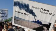 Gegner des Kraftwerks in Lubmin demonstrieren. © dpa Foto: Stefan Sauer