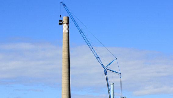 Ein Schronstein des Kernkraftwerks Lubmin wird demontiert. © Tilo Wallrodt Foto: Tilo Wallrodt