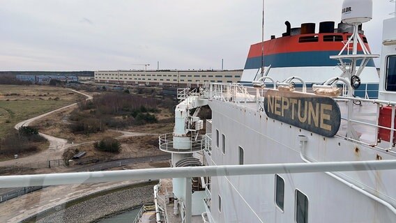 Eröffnung des LNG-Terminals der Deutschen ReGas in Lubmin. Im Hintergrund das ehemalige DDR-Kernkraftwerk Lubmin, das derzeit zurückgebaut wird. © Carola Lewering Foto: Carola Lewering