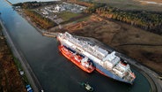 Lubmin: Das LNG-Terminal-Schiff "Neptune" liegt im Hafen von Lubmin neben einem LNG-Shuttle-Tanker. (Luftaufnahme mit einer Drohne) © Christian Morgenstern/Deutsche ReGas/dpa Foto: Christian Morgenstern/Deutsche ReGas/dpa