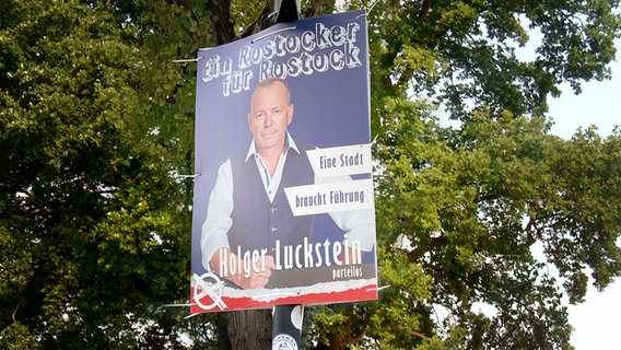 Wahlplakat von Holger Luckstein parteiloser OB-Kandidat in Rostock. © NDR.de Foto: Marian Thürmer/NDR.de