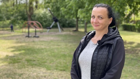 Eine junge aus der Ukraine geflüchtete Frau steht auf einem Spielplatz © NDR MV Foto: NDR MV