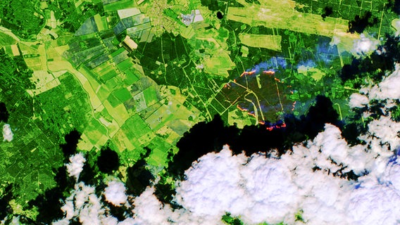 Die Satellitenaufnahme des europäischen Copernicus Sentinel-2-Satelliten zeigt den ehemaligen Truppenübungsplatz bei Lübtheen und die darauf brennenden Wälder. © Contains modified Copernicus Sentinel data, processed by ESA /dpa 