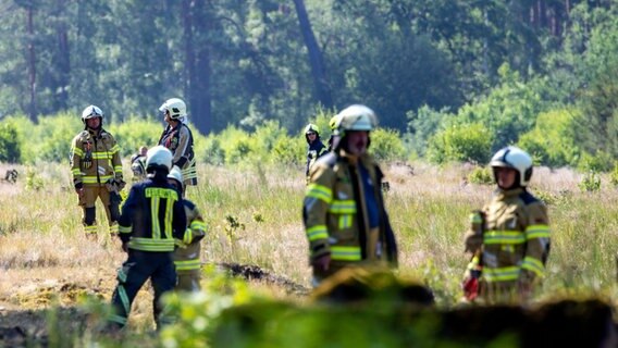 Die Feuerwehr bei einem Wald·brand in Mecklenburg-Vorpommern. © dpa Foto: Jens Büttner