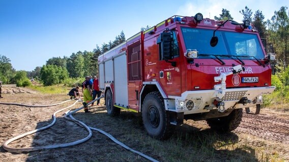 Ein spezielles Löschfahrzeug für Waldbrände der Marke Tatra ist bei einem Löscheinsatz im Waldbrandgebiet auf einem ehemaligen Truppenübungsplatz im Einsatz. © dpa Foto: Jens Büttner
