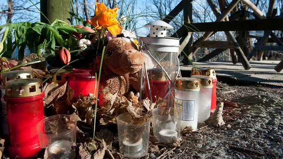 Kerzen, Blumen und Kuscheltiere wurden am Unglücksort niedergelegt. © dpa/lmv Foto: Stefan Sauer dpa/lmv