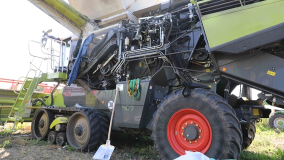 Nach einem schweren Unfall mit einem Mähdrescher im Landkreis Rostock hat die Polizei neue Details zum Ablauf bekanntgegeben. Ein 25-Jähriger war am Sonnabend mit beiden Beinen in die Maschine geraten. © Stefan Tretropp Foto: Stefan Tretropp