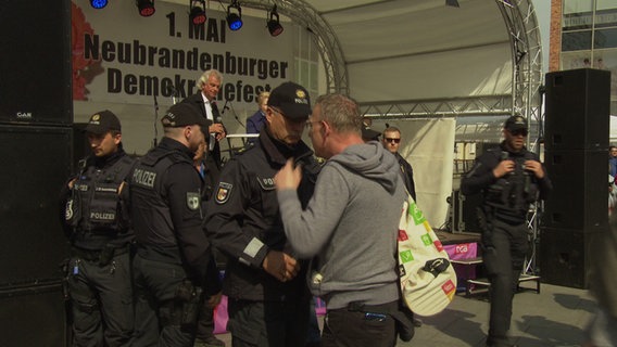 Kundgebung in Neubrandenburg, Polizisten schützen die Bühne  
