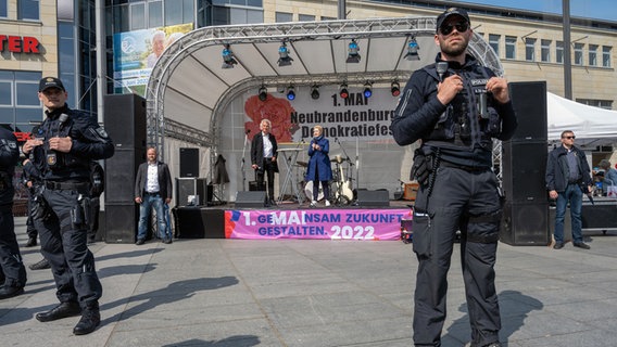 Kundgebung in Neubrandenburg, Polizisten schützen die Bühne © Stefan Sauer/dpa/dpa-Bildfunk Foto: Stefan Sauer/dpa/dpa-Bildfunk
