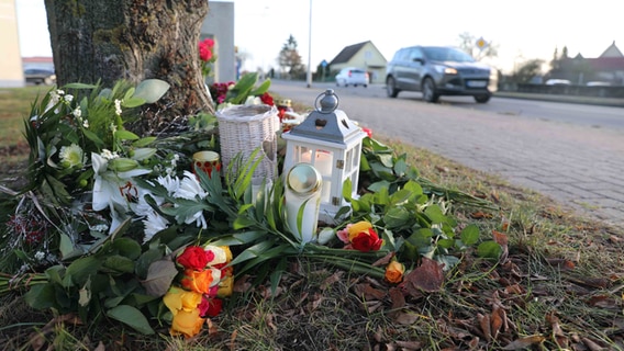 In Malchin ist am Montagmorgen eine Frau tot am Straßenrand aufgefunden worden. Mittlerweile sind Kerzen und Blumen an der Unfallstelle niedergelegt worden. © NonstopNews Rostock Foto: Stefan Tretropp