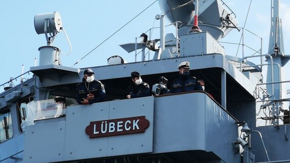 Fregatte "Lübeck" tankt in Warnemünde auf NDR.de