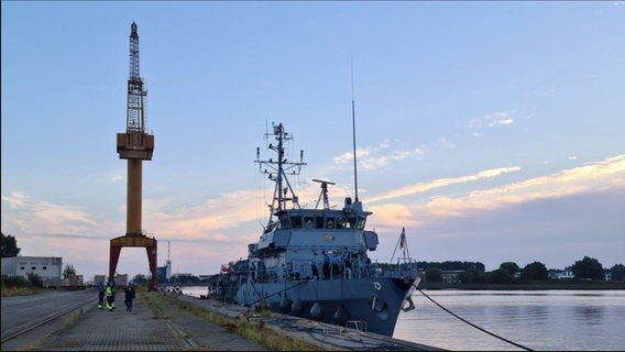 Das Minenjagdboot "Fulda" hat als erstes Schiff im künftigen Marinearsenal in Warnemünde festgemacht. © NDR 