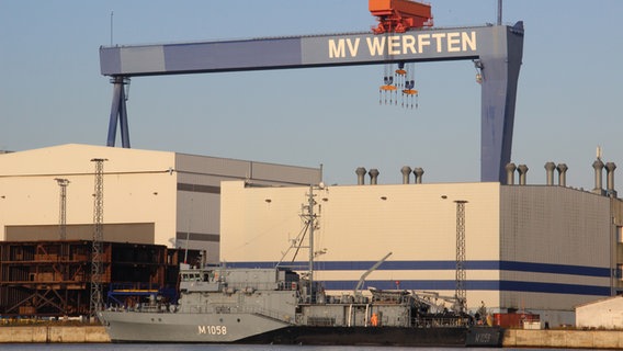 Das Minenjagdboot "Fulda" hat als erstes Schiff im künftigen Marinearsenal in Warnemünde festgemacht. © NDR Foto: Axel Krummenauer