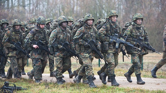 Rekruten bei einem Lehrgang an der Marinetechnikschule Parow © dpa Foto: Stefan Sauer