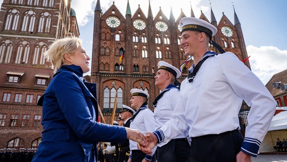 Die Ministerpräsidentin von Mecklenburg-Vorpommern Manuela Schwesig gratuliert einem Marine-Rekruten. © dpa Bildfunk Foto: Stefan Sauer