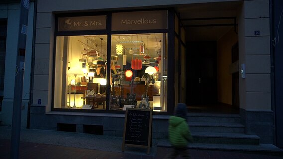 Das beleuchtete Schaufenster des Musikladens Mr. & Mrs. Marvellous in Wismar © NDR 