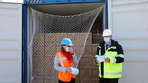 Im Seehafen Rostock werden Container mit Schutzmasken und Schutzausrüstung aus China angeliefert. © dpa-Bildfunk Foto: Bernd Wüstneck
