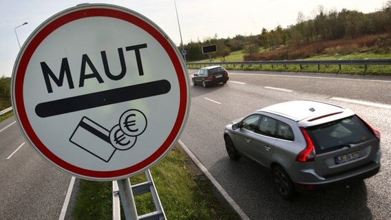 Ein Maut-Schild steht an einer Zufahrtstraße zum Warnowtunnel in Rostock. © picture alliance Foto: Bernd Wüstneck