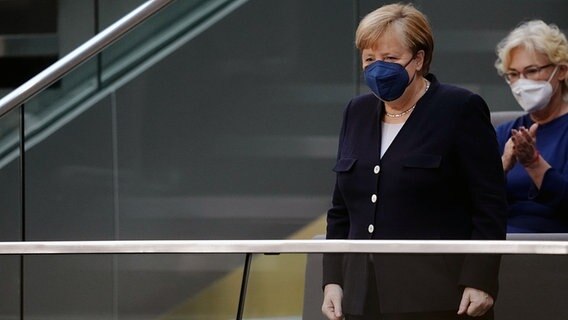 Die noch geschäftsführende Bundeskanzlerin Angela Merkel (l, CDU) steht vor der Kanzlerwahl auf der Tribüne. © dpa-Bildfunk Foto: Kay Nietfeld/dpa