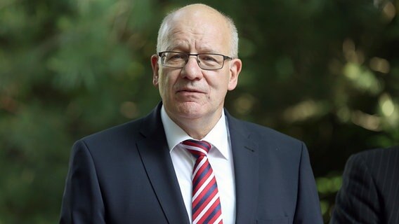 Der Rostocker Oberbürgermeister Roland Methling (parteilos), aufgenommen bei einer Pressekonferenz am 16.06.2016 im Zoo in Rostock. © picture alliance / ZB | Bernd Wüstneck Foto: picture alliance / ZB | Bernd Wüstneck